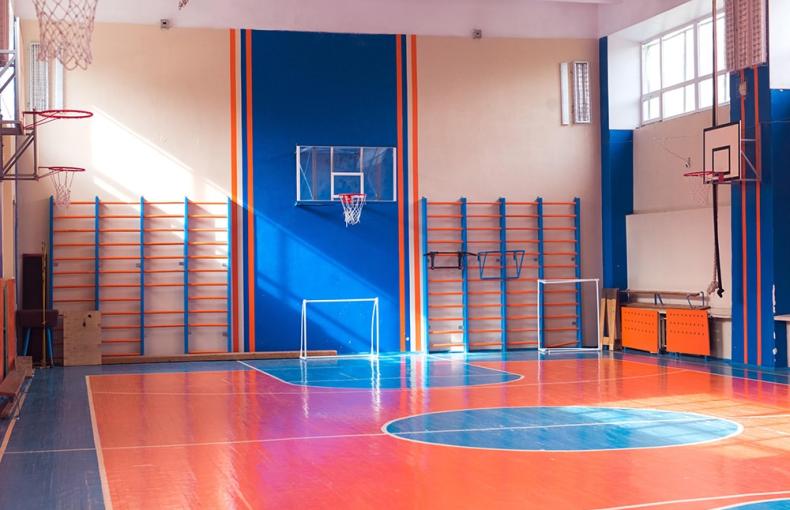 Equipamiento de gimnasio y pistas multideporte