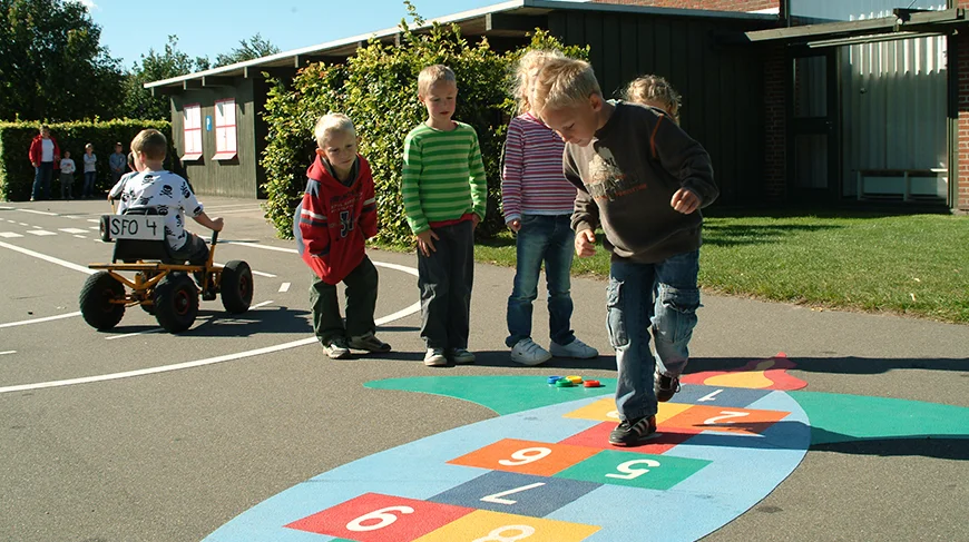 Marcajes lúdicos en el suelo, ideales para el desarrollo y la motricidad infantil