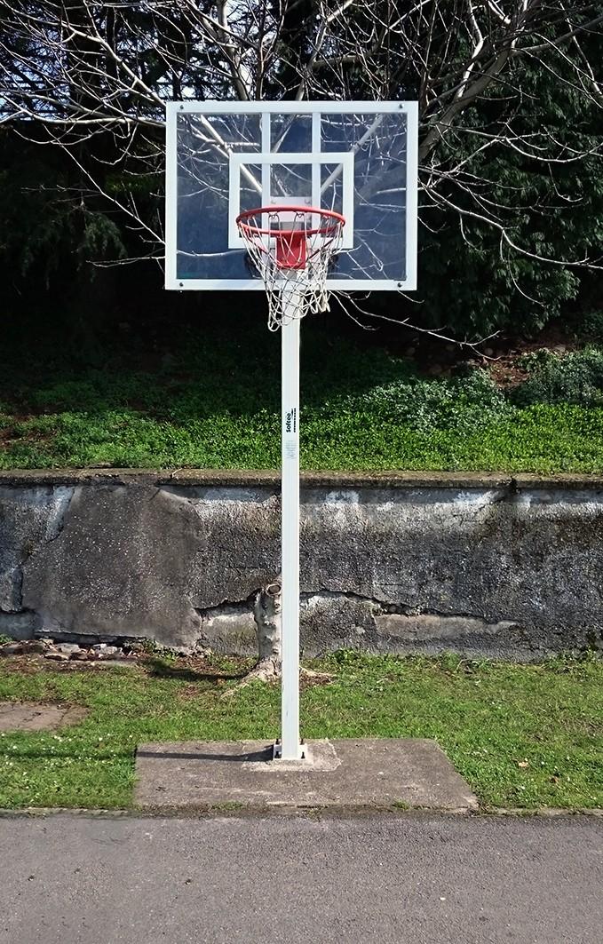 JUEGO CANASTAS MINIBASKET DELUXE MONOTUBO TUBO 100 FIJAS CON BASE PARA ANCLAJE -SIN TABLERO NI ARO- - SOFTEE